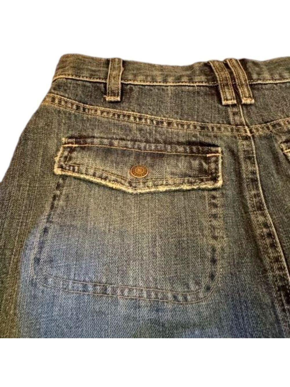 Old Navy Ultra  Distressed
Denim Skirt.
Excellent Condition
Size 2 Vintage - Picture 7 of 10